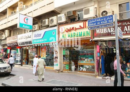 DUBAI, VAE - Dezember 9, 2017: die Menschen besuchen Parfum Geschäfte im Deira Viertel von Dubai, VAE. Historisch, Deira war das kommerzielle Zentrum von Dubai. Stockfoto