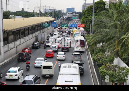 MANILA, Philippinen - Dezember 7, 2017: Typische Verkehrsstaus in Metro Manila, Philippinen. Metro Manila ist eines der größten städtischen Gebieten in der Stockfoto