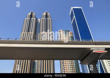 DUBAI, VAE - November 22, 2017: Skyline von Trade Center in Dubai, Vereinigte Arabische Emirate. Dubai ist die bevölkerungsreichste Stadt in den VEREINIGTEN ARABISCHEN EMIRATEN und eine große globale Stadt Stockfoto