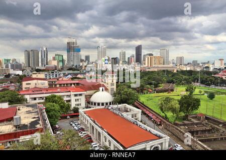 MANILA, Philippinen - November 25, 2017: Manila City Skyline mit Regenwolken in Philippinen. Metro Manila ist eines der größten städtischen Gebieten in der wor Stockfoto