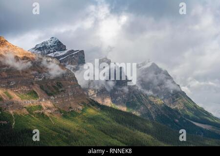 Drei Berge in Nebel, Gebirge in Banff National Park, Alberta, Kanada Stockfoto