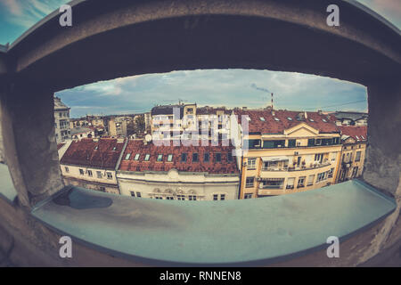 Stadtbild in Belgrad, Serbien. Balkon mit Blick auf Altstadt mit bunten Gebäude und Dächer. Fish Eye Objektiv geschossen. Stockfoto