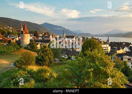 Blick vom Rosengarten bin Guggi zu Zytturm, Kapuziner Turm und Kirche, Altstadt, Rigi, Pilatus, Zug, Kanton Zug Stockfoto