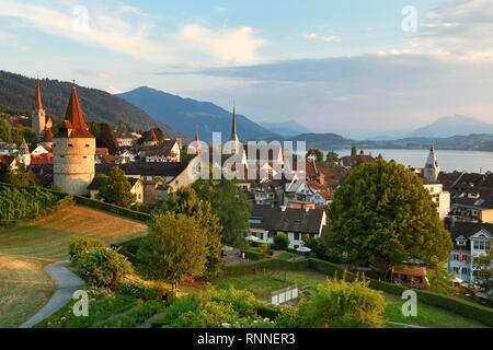 Blick vom Rosengarten bin Guggi zu Zytturm, Kapuziner Turm und Kirche, Altstadt, Rigi, Pilatus, Zug, Kanton Zug Stockfoto