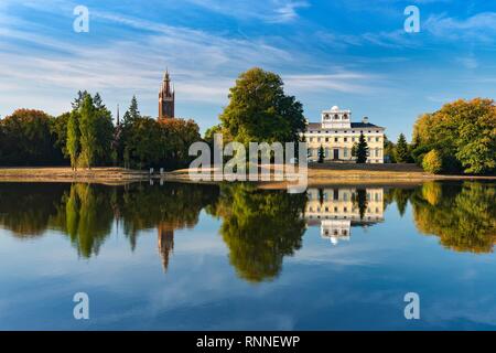 Herbst im Wörlitzer Park, Kirche und Schloss im See spiegeln, Dessau-Wörlitzer Gartenreich, Wörlitz, Sachsen-Anhalt Stockfoto