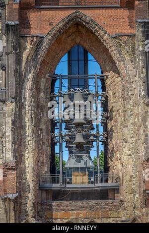 Glockenspiel im Glockenturm, die ehemalige Hauptkirche St. Nikolai, Hopfenmarkt, Hamburg, Deutschland Stockfoto