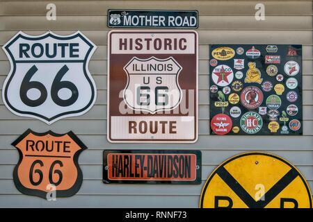 Schilder an der historischen Route 66 Tankstelle Shea's Tankstelle, Museum auf der Route 66, Springfield, Illinois, USA Stockfoto