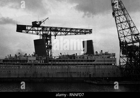 AJAXNETPHOTO. 1937. SOUTHAMPTON, England. - UNION SCHLOSS LINER RMS Arundel Castle, UMBAU UND EINBAU VON VIER TRICHTER MAIL SCHIFF ZU TWIN TRICHTER. Foto: AJAX VINTAGE BILDARCHIV REF: EPS 011 1 Stockfoto