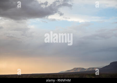 Tankwa Karoo National Park, Northern Cape, Südafrika ist die Heimat von schönen trockenen Landschaften mit Bergen, felsigen Hügeln und Ebenen. Stockfoto