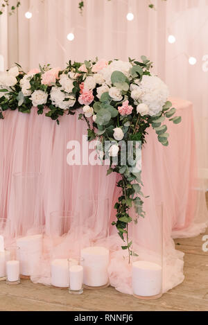 Groß und Volumen Komposition aus frischen Blumen auf einem hochzeitstisch. Hochzeit Dekoration und Floristik Stockfoto