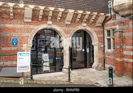 Der Eingang zu Lyme Regis Museum (Das Philpot Museum) in Lyme Regis. Das Museum ist auf dem Gelände des Haus des berühmten Fossil hunter Mary Anning gebaut Stockfoto