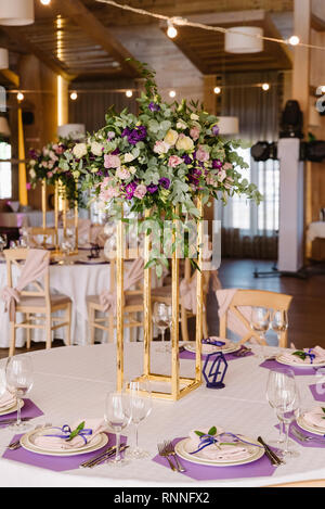 Stilvolle Tisch im Restaurant mit frischen Blumen dekoriert. Eine moderne Hochzeit im Restaurant Stockfoto