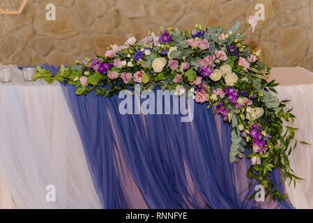 Originelle Dekoration einer Hochzeit in Blumen, Stoff und Holz- Details. Eine stilvolle Hochzeit Einrichtung in Violett Stockfoto