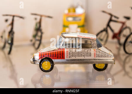Spielzeug mit Recyclingmaterial Antsirabe, Madagaskar. Citroen Auto. Stockfoto