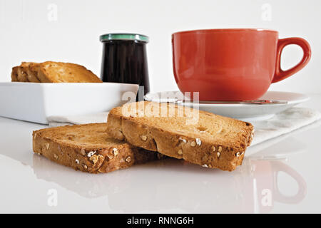 Fette Biscottate cappuccino e marmellata Stockfoto