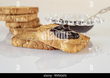 Fette Biscottate e marmellata primo piano Fronte Stockfoto