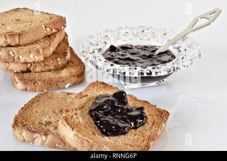 Fette Biscottate e marmellata primo piano Stockfoto