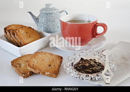 Fette Biscottate e marmellata tazza Colorata Stockfoto