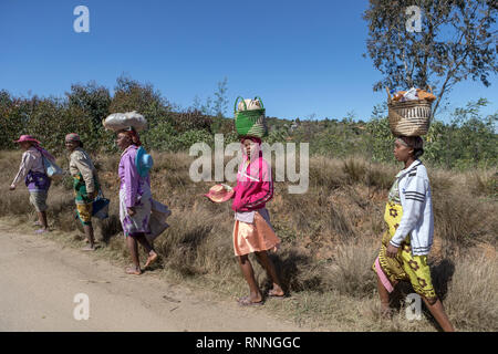 Tragen Ware auf dem Kopf Blick entlang der N7 in Ranomafana Antsirabe Madagaskar Stockfoto