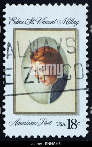 Vereinigte STAATEN VON AMERIKA - ca. 1981: einen Stempel in den Vereinigten Staaten von Amerika gedruckt zeigt Edna St. Vincent Millay, amerikanischer Dichter, ca. 1981 Stockfoto