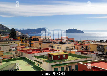 Blick auf die Stadt Pozzuoli. Kampanien, Italien. Im Hintergrund die Insel von Nisida und Capo Posillipo. Stockfoto