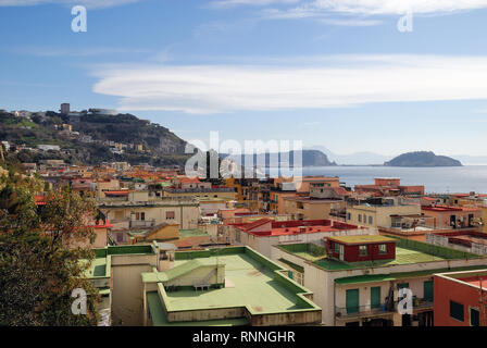 Blick auf die Stadt Pozzuoli. Kampanien, Italien. Im Hintergrund die Insel von Nisida und Capo Posillipo. Stockfoto