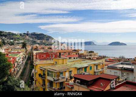 Blick auf die Stadt Pozzuoli. Kampanien, Italien. Im Hintergrund die Insel von Nisida und Capo Posillipo. Stockfoto