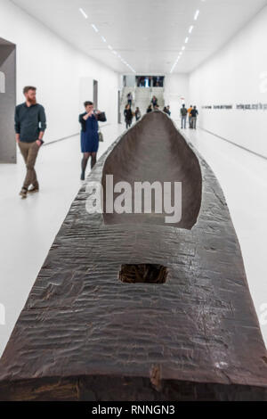 22 Meter lange Pirogue/Einbaum in der AfricaMuseum/Königliches Museum für Zentralafrika, Ethnographie und Natural History Museum, Tervuren, Belgien Stockfoto