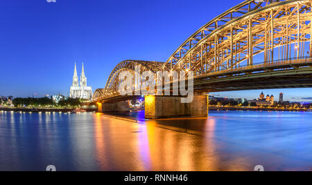 Ein Wahrzeichen von hohen gotischen Architektur inmitten der rekonstruierten Altstadt entfernt. Stockfoto