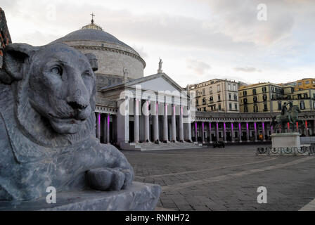 Neapel, Italien. Piazza del Plebiscito und die Kirche von San Francesco Di Paola. Es ist einer der größten Plätze in Italien und Europa. Es ist nach der Volksabstimmung am 2. Oktober 1860, dass Neapel in das Vereinte Königreich Italien unter dem Haus Savoyen brachte benannt. Während der Herrschaft der Bourbonen, wurde der Platz Largo di Palazzo genannt. Gelegentlich ist der Platz für Open-Air-Konzerte genutzt. Künstler, die hier durchgeführt haben, gehören u. a. Elton John, Maroon 5 und Muse, Manu Chao und viele andere. Im Mai 2013, Bruce Springsteen und die E-Street Band gab ein Konzert in der Veranstaltungsort. Stockfoto