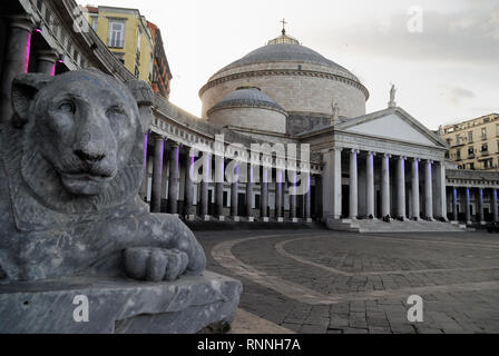 Neapel, Italien. Piazza del Plebiscito und die Kirche von San Francesco Di Paola. Es ist einer der größten Plätze in Italien und Europa. Es ist nach der Volksabstimmung am 2. Oktober 1860, dass Neapel in das Vereinte Königreich Italien unter dem Haus Savoyen brachte benannt. Während der Herrschaft der Bourbonen, wurde der Platz Largo di Palazzo genannt. Gelegentlich ist der Platz für Open-Air-Konzerte genutzt. Künstler, die hier durchgeführt haben, gehören u. a. Elton John, Maroon 5 und Muse, Manu Chao und viele andere. Im Mai 2013, Bruce Springsteen und die E-Street Band gab ein Konzert in der Veranstaltungsort. Stockfoto