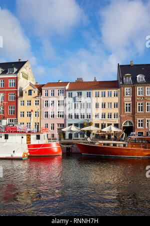 Kopenhagen, Dänemark - 22. Oktober 2018: Nyhavn, aus dem 17. Jahrhundert am Wasser-, Kanal- und Unterhaltungsviertel in Kopenhagen. Stockfoto