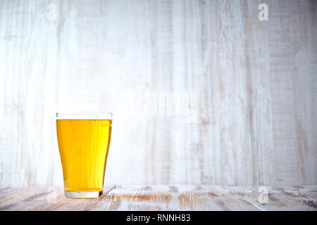 Gekühltes Glas helles Bier auf einem Holztisch. volles Glas Bier. Kopieren Sie Raum. leicht alkoholischen Getränk. Stockfoto