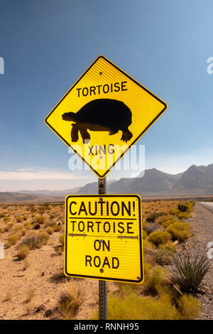 Eine 'Warnung Schildkröte Kreuzung' Zeichen auf der malerischen Schleifenfahrt in der Red Rock Canyon National Conservation Area, Las Vegas, Nevada, USA. Stockfoto