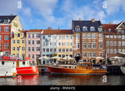 Kopenhagen, Dänemark - 22. Oktober 2018: Nyhavn, aus dem 17. Jahrhundert am Wasser-, Kanal- und Unterhaltungsviertel in Kopenhagen. Stockfoto