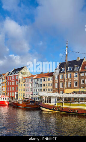 Kopenhagen, Dänemark - 22. Oktober 2018: Nyhavn, aus dem 17. Jahrhundert am Wasser-, Kanal- und Unterhaltungsviertel in Kopenhagen. Stockfoto