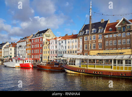 Kopenhagen, Dänemark - 22. Oktober 2018: Nyhavn, aus dem 17. Jahrhundert am Wasser-, Kanal- und Unterhaltungsviertel in Kopenhagen. Stockfoto
