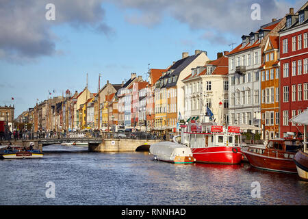 Kopenhagen, Dänemark - 22. Oktober 2018: Nyhavn, aus dem 17. Jahrhundert am Wasser-, Kanal- und Unterhaltungsviertel in Kopenhagen. Stockfoto