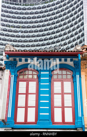 Arabische Straße Architektur, frühe Twentiety Jahrhunderts im Vordergrund, modernes Bürogebäude im Hintergrund, Kampong Glam. Singapur. Stockfoto