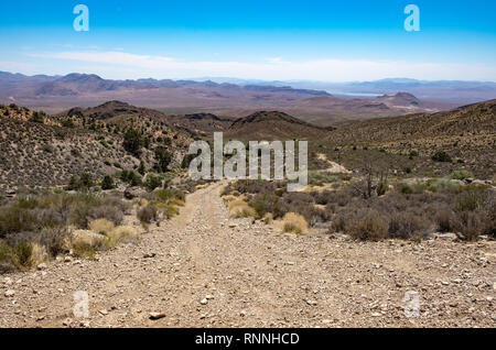 USA, Nevada, Clark County, Gold Butte National Monument. Whitney Pass Road klettert über die Jungfrau Berge mit Lake Mead in der Ferne bel sichtbar Stockfoto