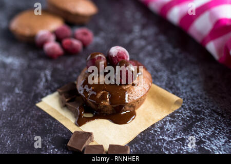 Chocolate Cupcake mit einer Kirsche Stockfoto
