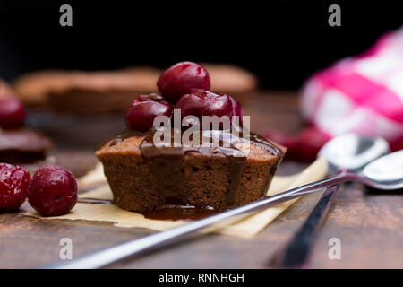 Chocolate Cupcake mit einer Kirsche Stockfoto