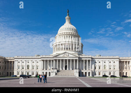 Washington DC, USA - 17. OKTOBER, 2013: Capitol USA Gebäude am Tag. Menschen, die Touristen auf dem Hintergrund von Osten vorne am Tag. Weiße Feder Wolken und Blau Stockfoto