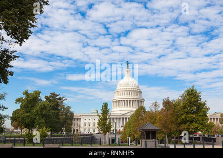 Washington DC, USA - 17. OKTOBER, 2013: Capitol USA Gebäude am Tag. Menschen, die Touristen auf dem Hintergrund von Osten vorne am Tag. Weiße Feder Wolken und Blau Stockfoto