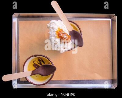 Eierlikör Dessert mit Schlagsahne und Löffel aus Holz mit schwarzer Schokolade Stockfoto