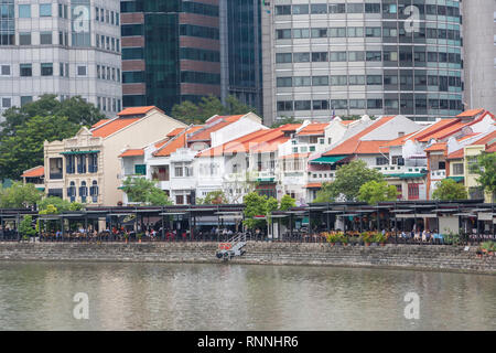 Singapore River, Boat Quay, ehemaliger Shop Häuser jetzt Restaurants und Bars. Gebäude der Financial District im Hintergrund. Singapur. Stockfoto