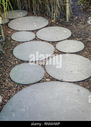 Kreis Betonplatte Pfad im Garten Stockfoto