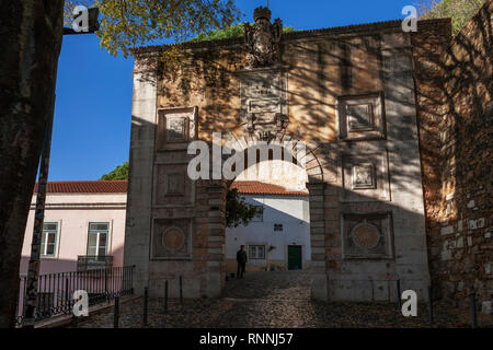 Der Haupteingang, Arco do Castelo, dem Castelo de São Jorge, Alfama, Lissabon, Portugal Stockfoto