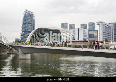 Jubiläum Brücke, die zu Esplanade Concert Hall. Singapur Stockfoto