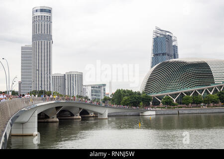 Jubiläum Brücke, die zu Esplanade Concert Hall. Singapur Stockfoto